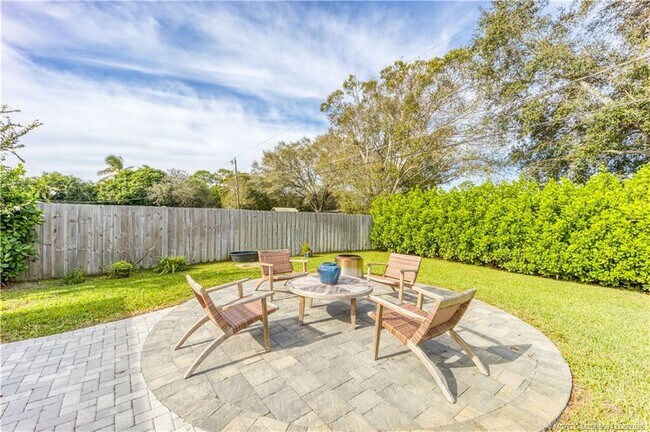 Building Photo - 533 SE Ocean Spray Terrace