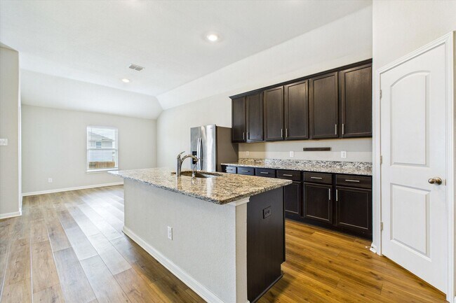 Building Photo - Stunning 4 bedrooms 2 baths single-story h...