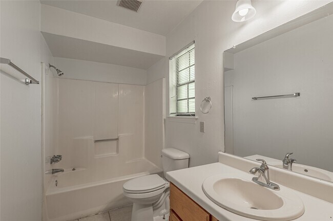 Building Photo - 2402 Sycamore Ave