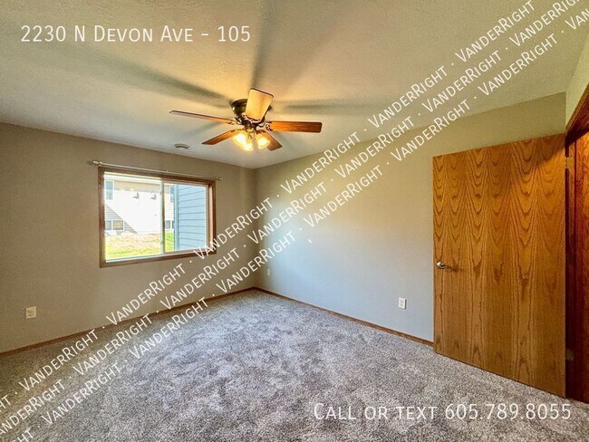 Building Photo - 2230 Devon Ave