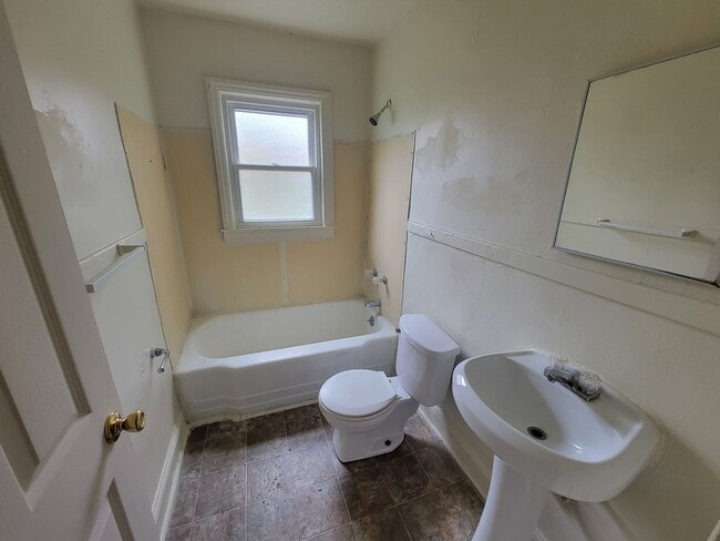 Building Photo - 1 Bedroom 1 Bathroom Duplex!