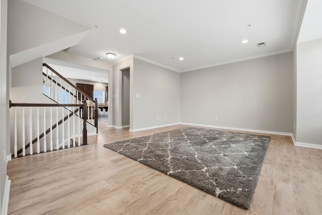 Building Photo - 2305 Pointe View Dr