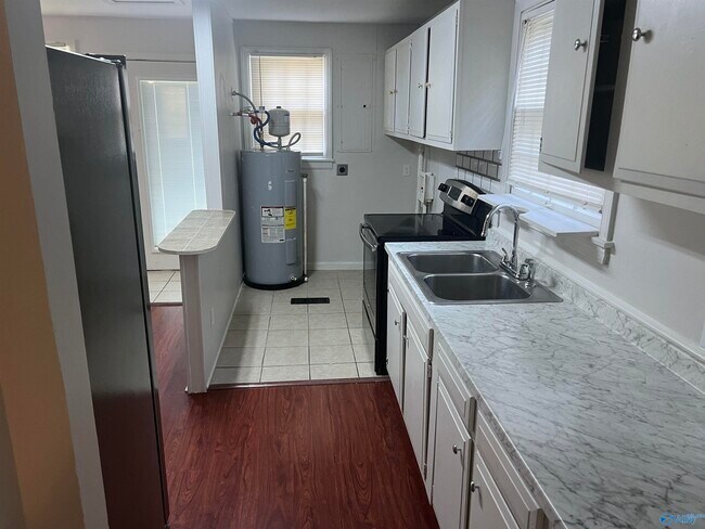 Building Photo - 807 Fairway Dr NW