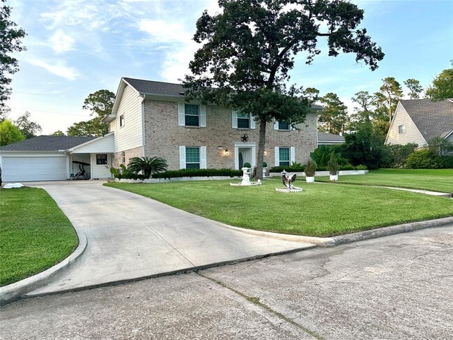 Building Photo - 1111 Doral Ln