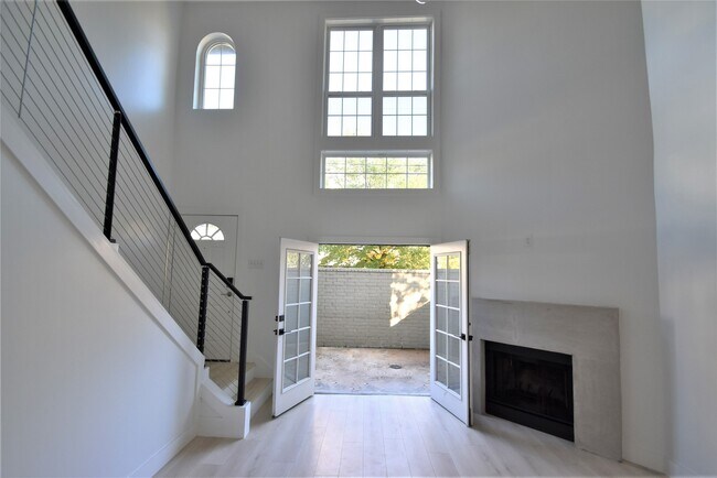 Building Photo - 2222 Hopkins St