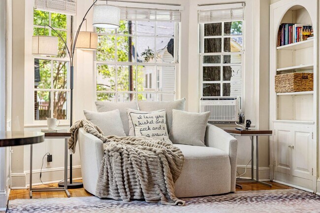 Building Photo - Stunning 3 bedroom FURNISHED MID-TERM RENTAL home in historic downtown Burlington