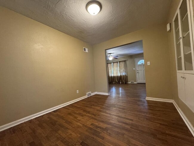 Building Photo - 2328 E Manchester St