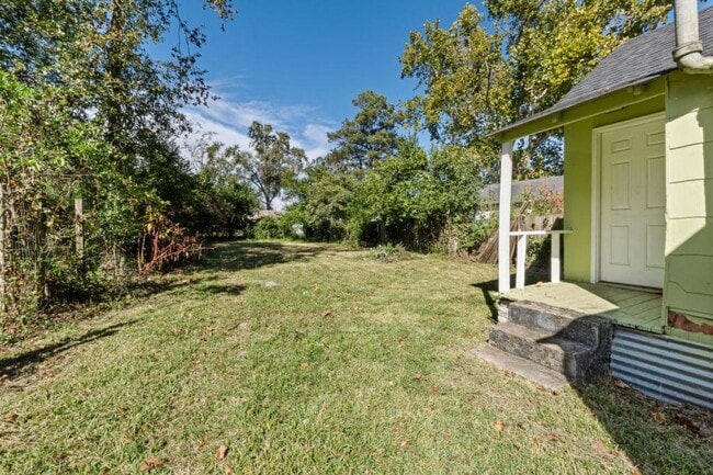 Building Photo - 2005 Walker St