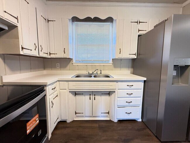 Building Photo - Renovated Multi-Story Brick House in East Nashville - Fenced in Yard