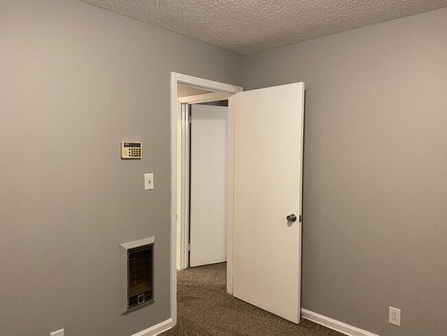 Building Photo - Great Location! Off College St! 3 Bed/1 Bath with 1000 sq. ft.