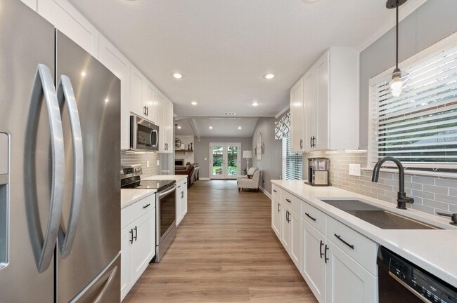 Building Photo - 615 St Martin Cove