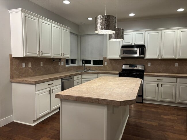 Building Photo - Wonderfully Designed Craftsman Home with P...