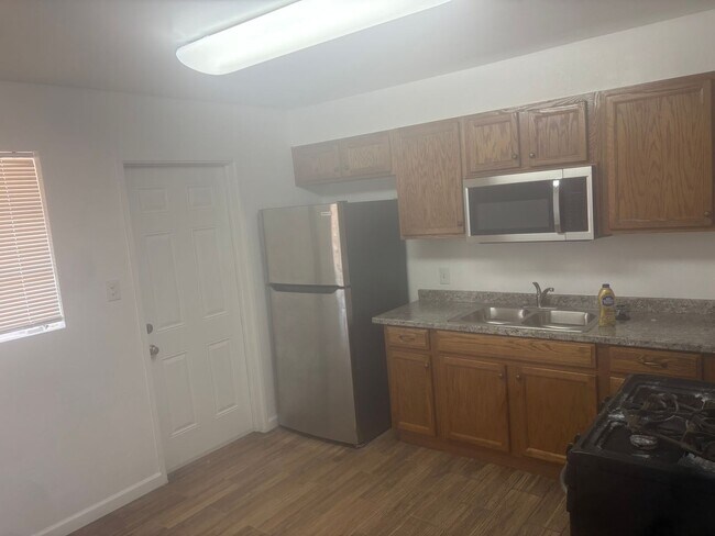 Building Photo - 2746 W Glenrosa Ave