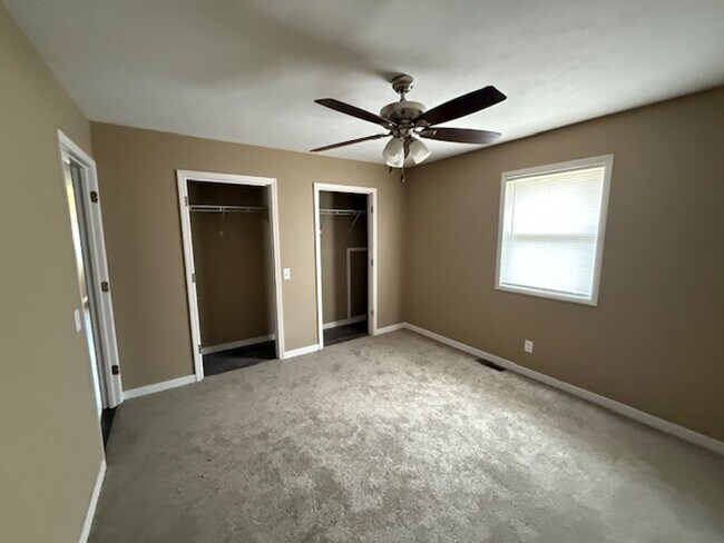 Building Photo - 115 W Ash St