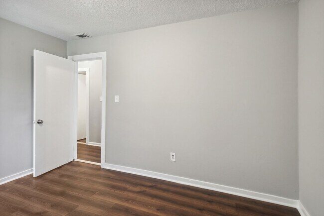 Building Photo - Large 3BR/1BA Near Ardsley Park House For Rent