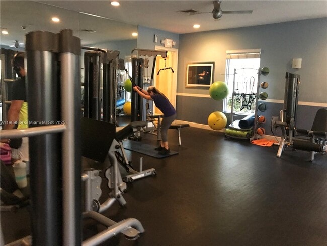 Building Photo - 220 SW 116th Ave