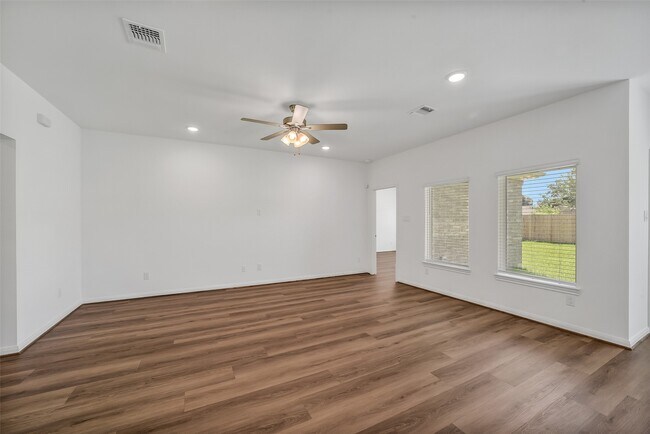 Building Photo - 13614 Pine Dr