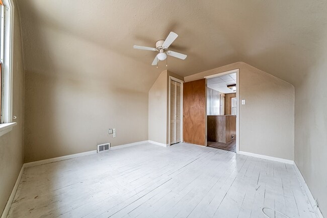 Building Photo - Beautiful 3 beds, 1.5 bathroom home with b...