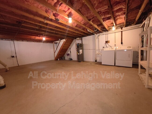 Building Photo - 806 S Armour St