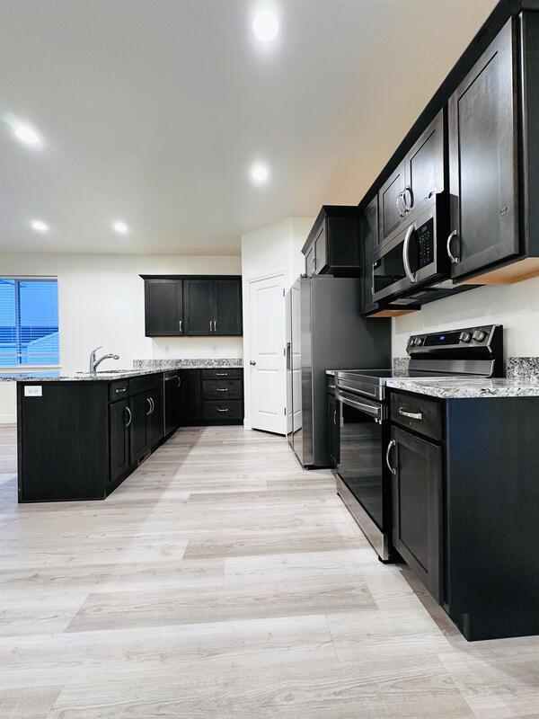 Building Photo - 225 950 E