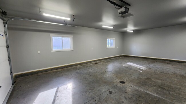 Building Photo - 3 Bedroom, 1 Bathroom Fully Remodeled Home...