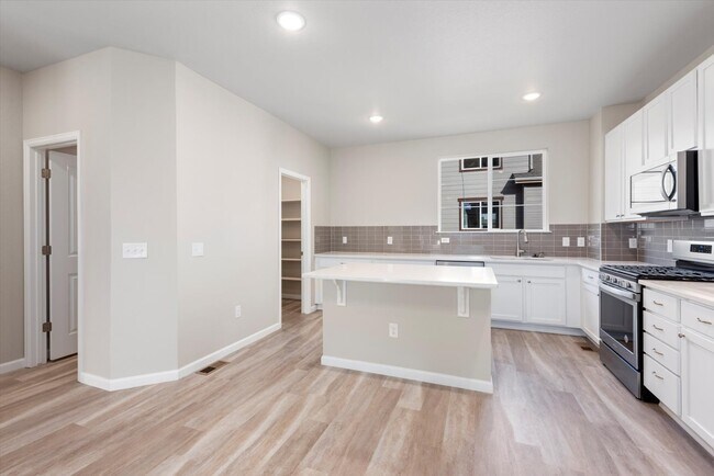 Building Photo - 1330 Hoyt St