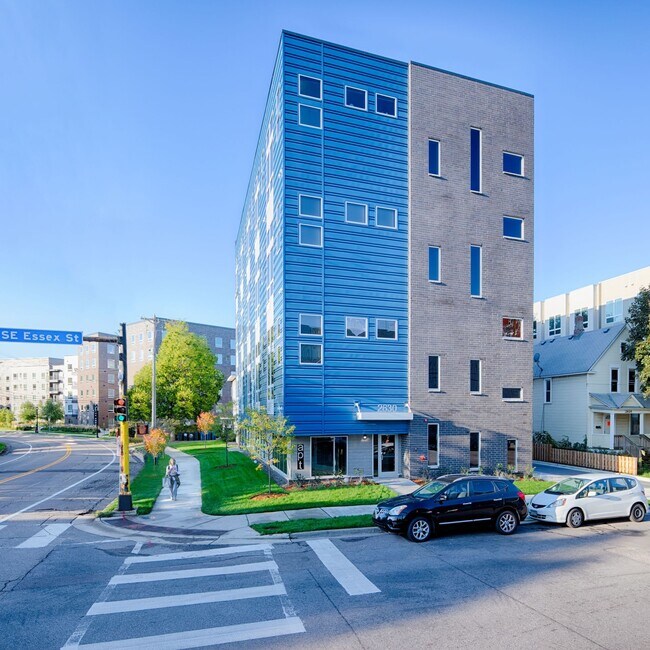 Primary Photo - Studio, Top Floor Loft! U of M, Light Rail