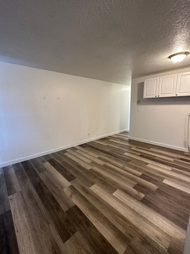 Building Photo - Recently remodeled 3 bed, 1 bath Duplex in...