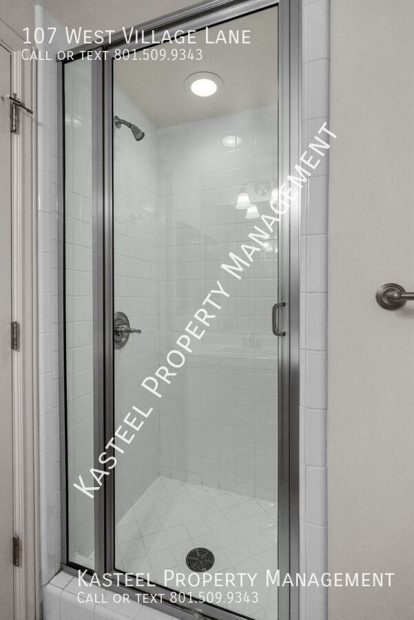 Building Photo - 107 W Village Ln