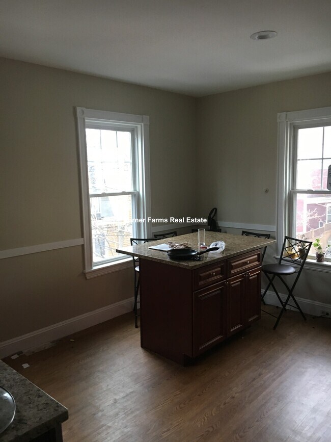 Primary Photo - 17 Putnam Ave