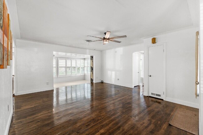 Building Photo - "Charming 3-Bed, 2-Bath Oasis in the Heart...