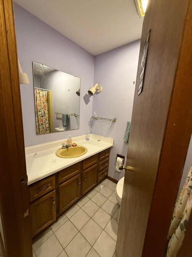 Building Photo - New Listing - 4 Bedroom House on Iowa City Westside on Sunset