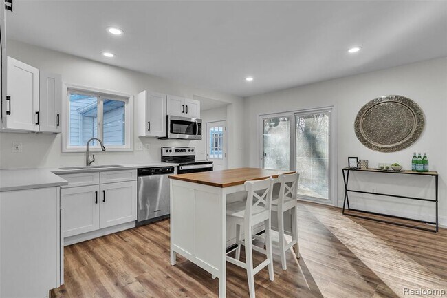 Building Photo - 8165 Leonard Dr