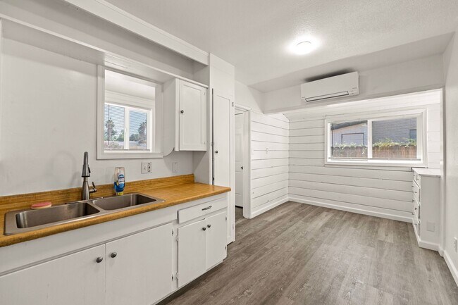 Building Photo - Enjoy Lake Views from This Cozy 1 Bed, 1 Bath Home