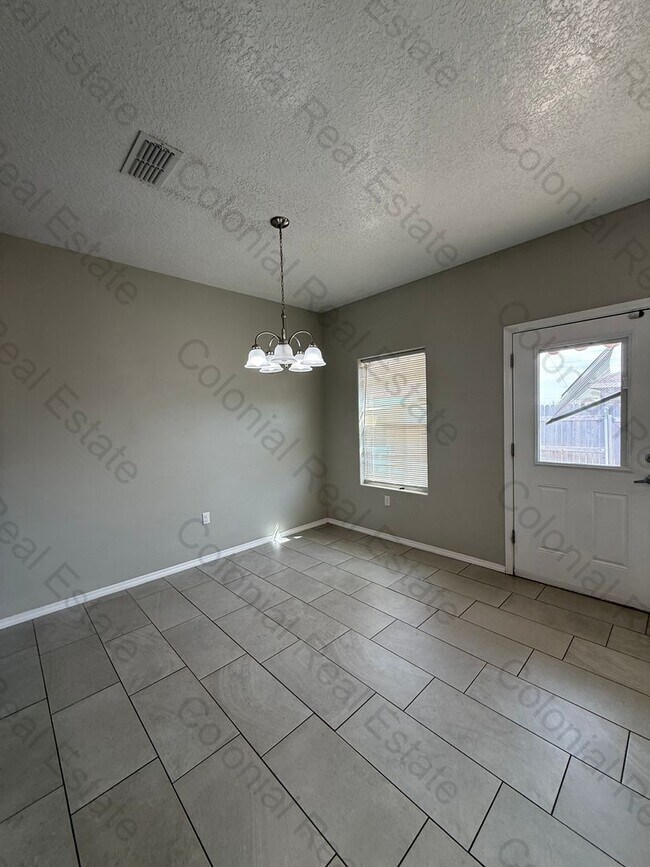 Building Photo - Beautiful 3 bedroom 2 bathroom home in a great neighborhood