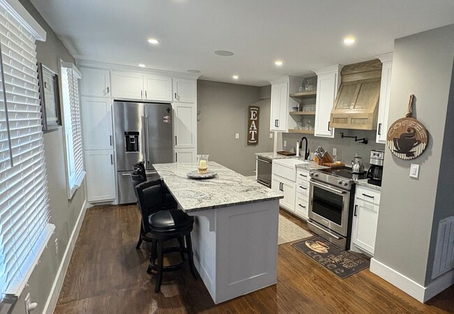 Building Photo - 30 E Thompson Ln