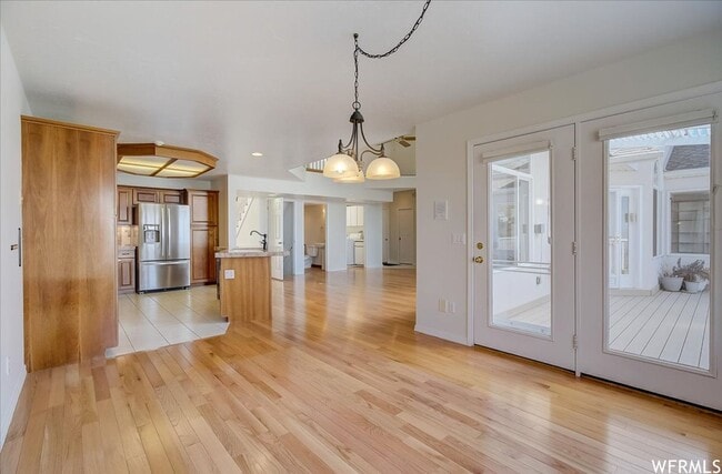 Building Photo - Large 6 Bedroom Home, 3 Car Garage, Gorgeo...