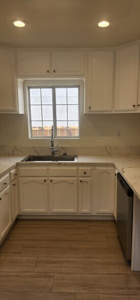 Building Photo - 950 N Kingsley Dr