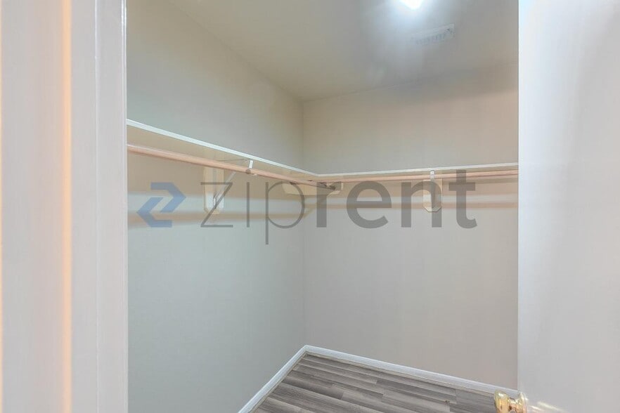 Building Photo - Unit