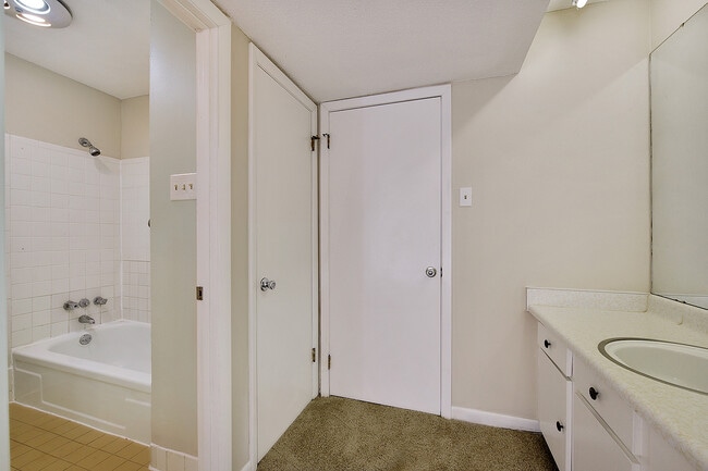 Building Photo - 309-11 Lilac