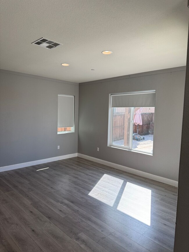 Building Photo - NOW AVAILABLE!! BEAUTIFUL HOME IN GATED CO...