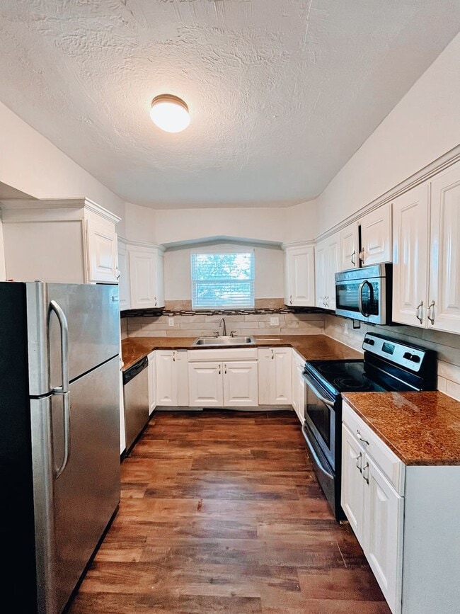 Building Photo - 3/2 Historic Home Available NOW!