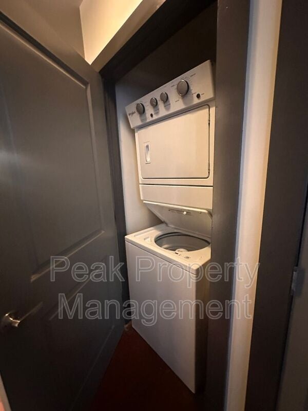 Building Photo - 212 W 7th St