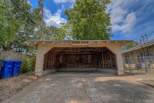 Building Photo - 701-703g