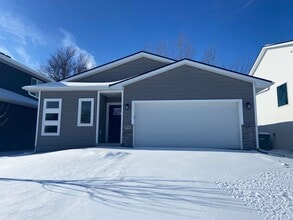 Building Photo - Great 3 Bedroom Single-Family Home in Urbandale