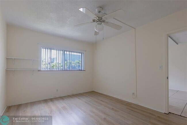 Building Photo - 1001 SE 16th St