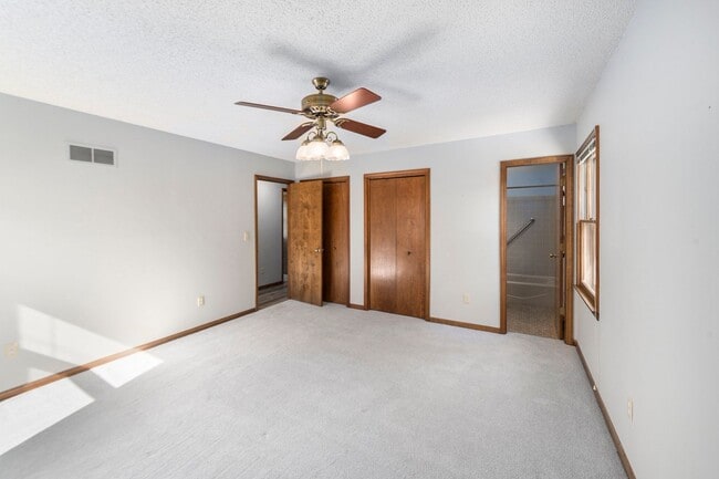 Building Photo - Charming 3 Bed 2.5 Bath Raised Ranch