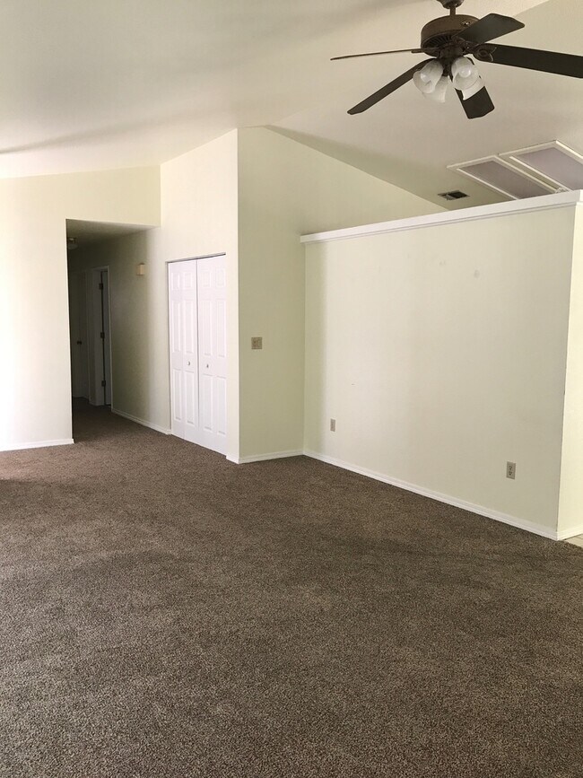 Building Photo - 3 Bedroom 2 Bath home w Garage