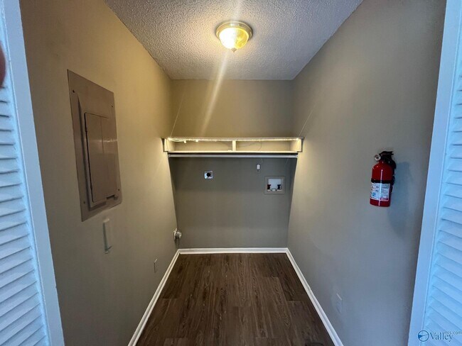 Building Photo - 726 Larkwood Cir SW