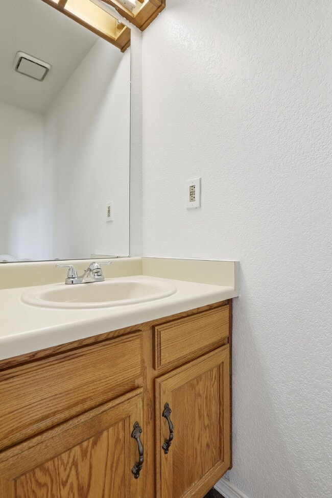 Building Photo - $2,045.95 - 2 Bed, 1.5 Bath Townhome in Centennial with Pool Access